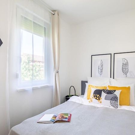 Sunny Balcony - Cute And Cozy Appartement Boedapest Buitenkant foto