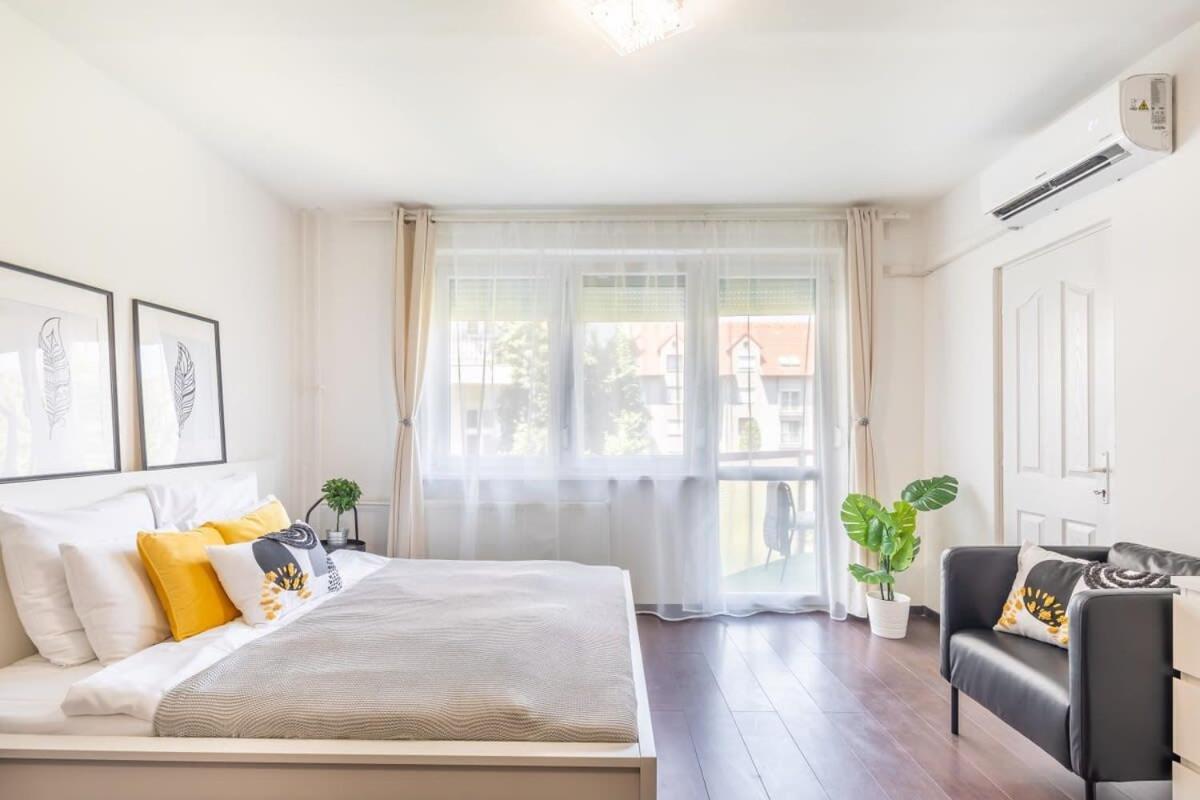 Sunny Balcony - Cute And Cozy Appartement Boedapest Buitenkant foto