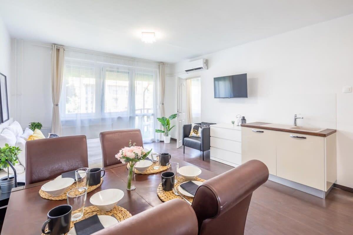 Sunny Balcony - Cute And Cozy Appartement Boedapest Buitenkant foto