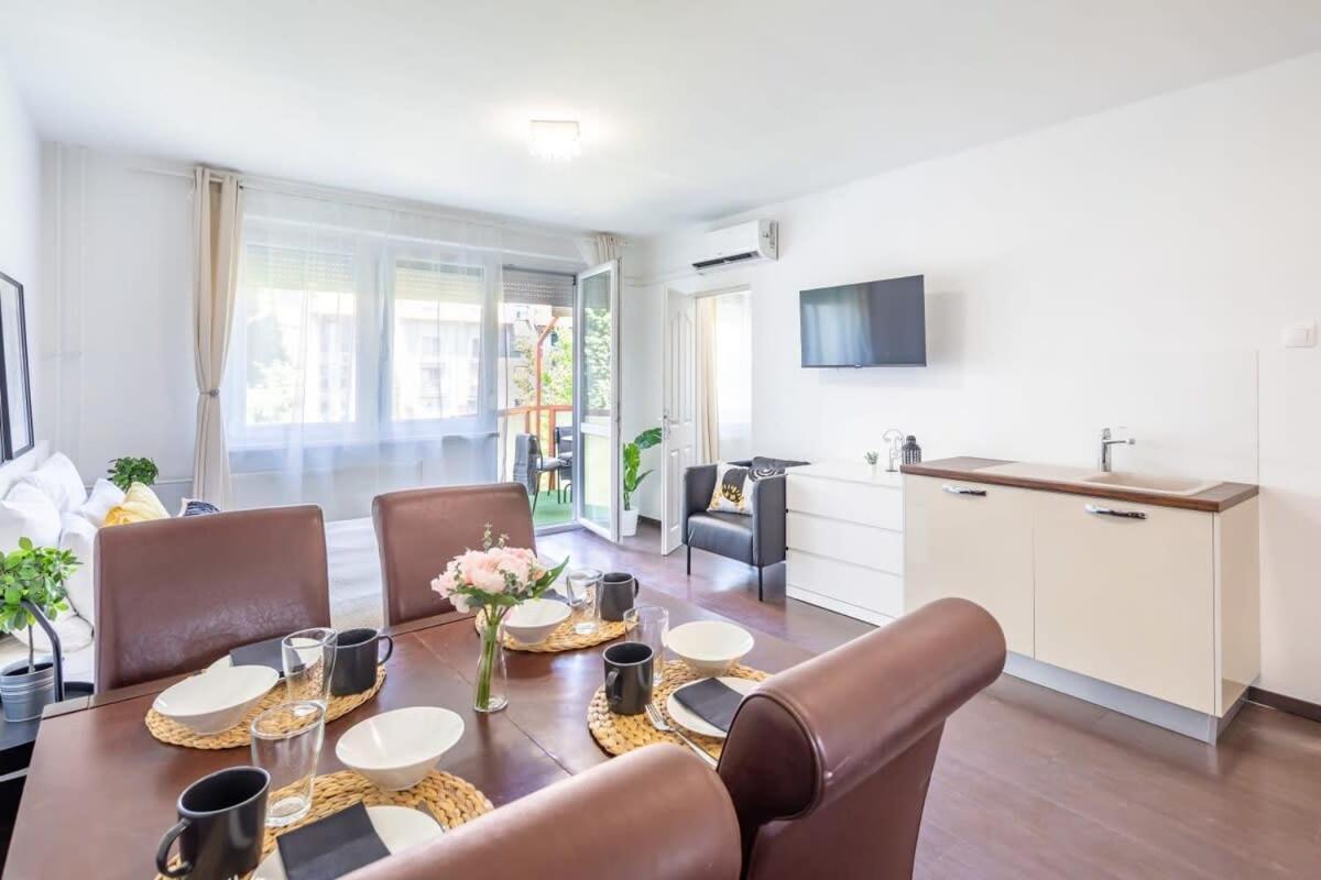 Sunny Balcony - Cute And Cozy Appartement Boedapest Buitenkant foto